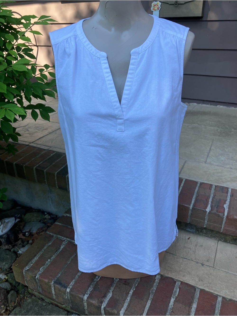 Vineyard Vines White Sleeveless V-Notch Tank